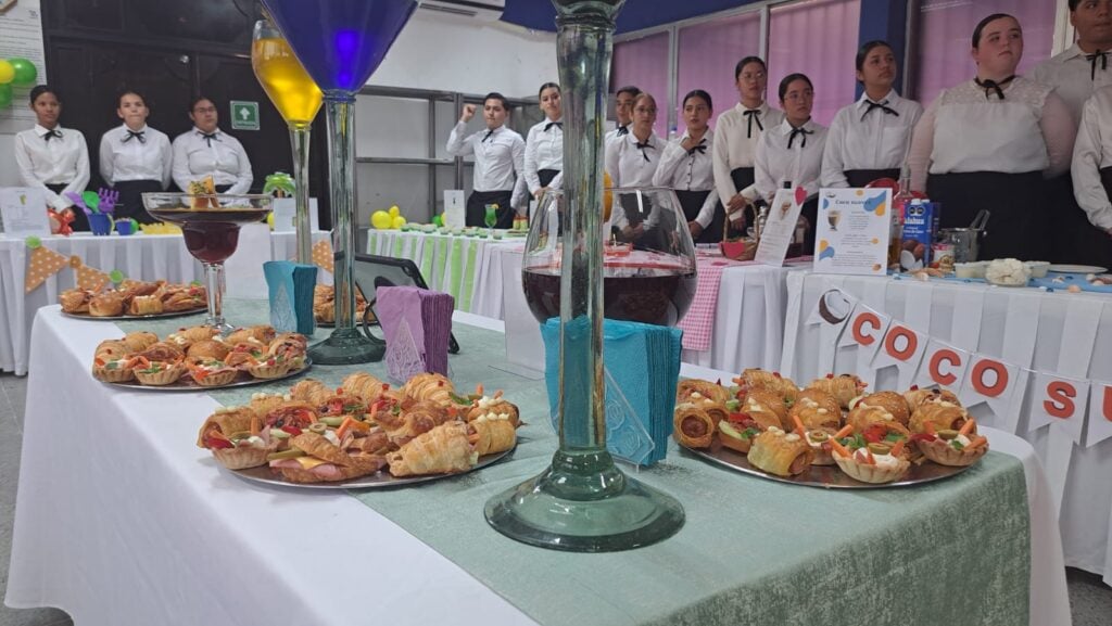 Alumnos del Cbtis 51 de Mazatlán presentan bebidas y cocteles que ellos mismos crearon