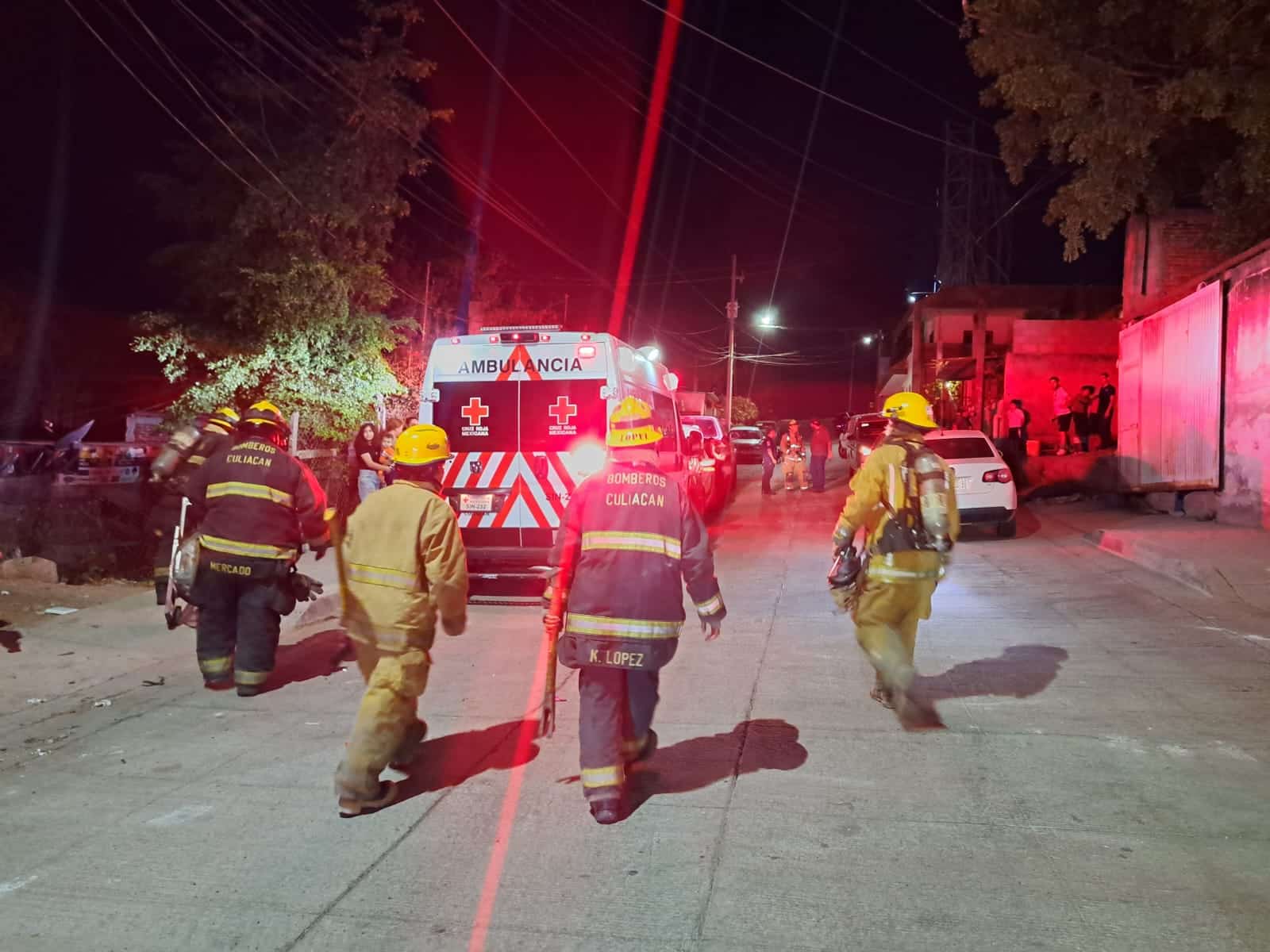 Bomberos se movilizan tras incendio de casa en la colonia 22 de Diciembre, en Culiacán