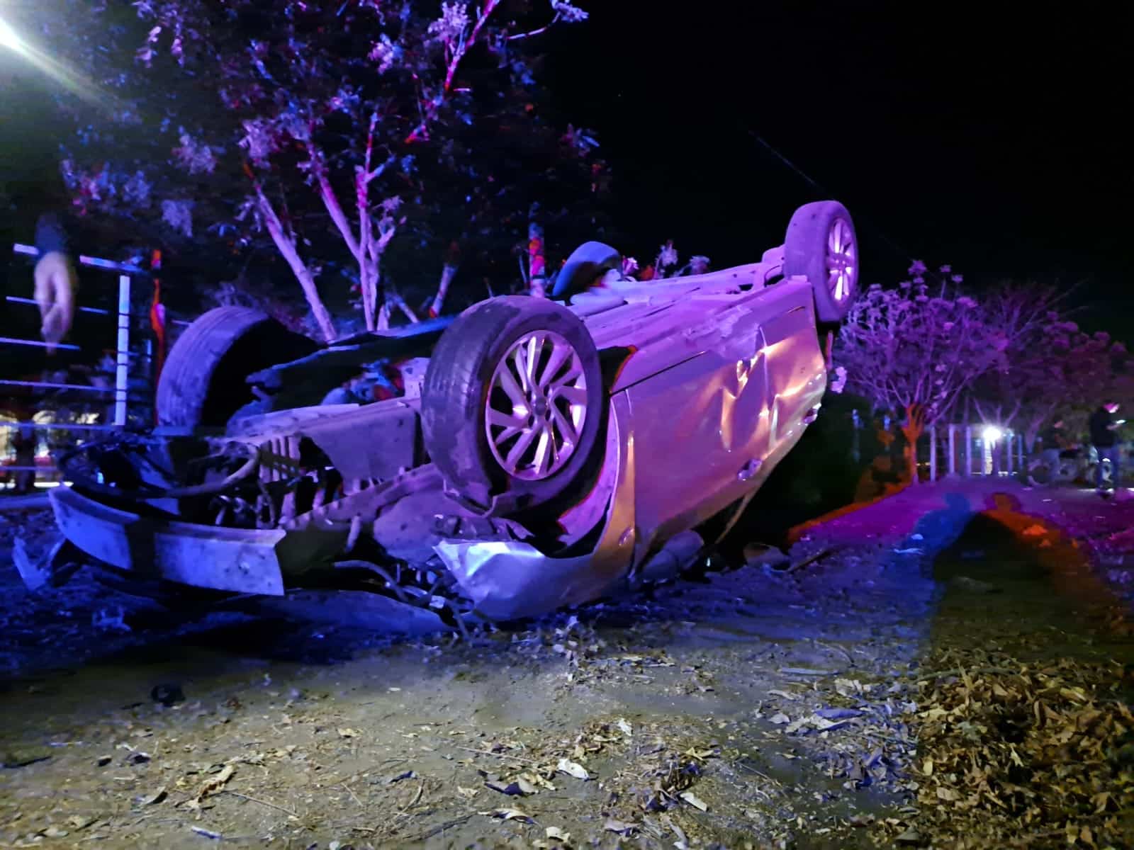 Joven sobrevive de milagro tras volcar en un Aveo al norte de Culiacán; el auto quedó destrozado
