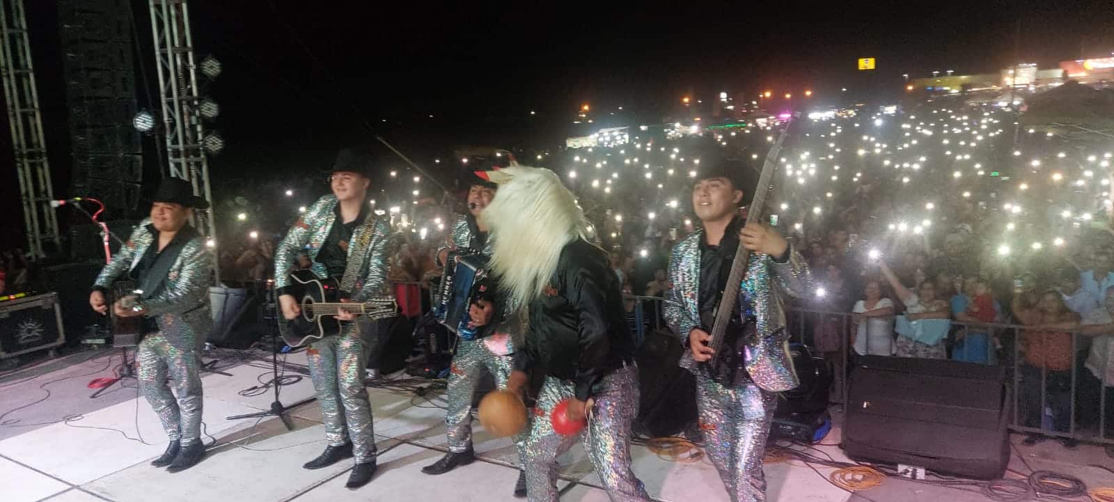 ¡Super consentidos papás! Llenan patios del Ingenio Mochis en concierto grupero gratis