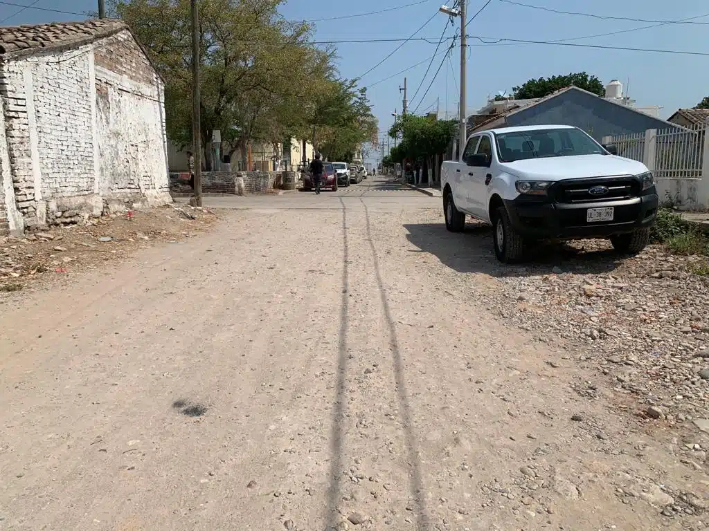 Vecinos de El Roble, Mazatlán, acusan desinterés en solucionar problema de calle sin pavimentar