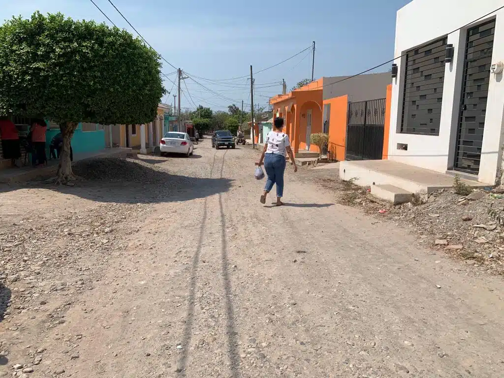 Vecinos de El Roble, Mazatlán, acusan desinterés en solucionar problema de calle sin pavimentar