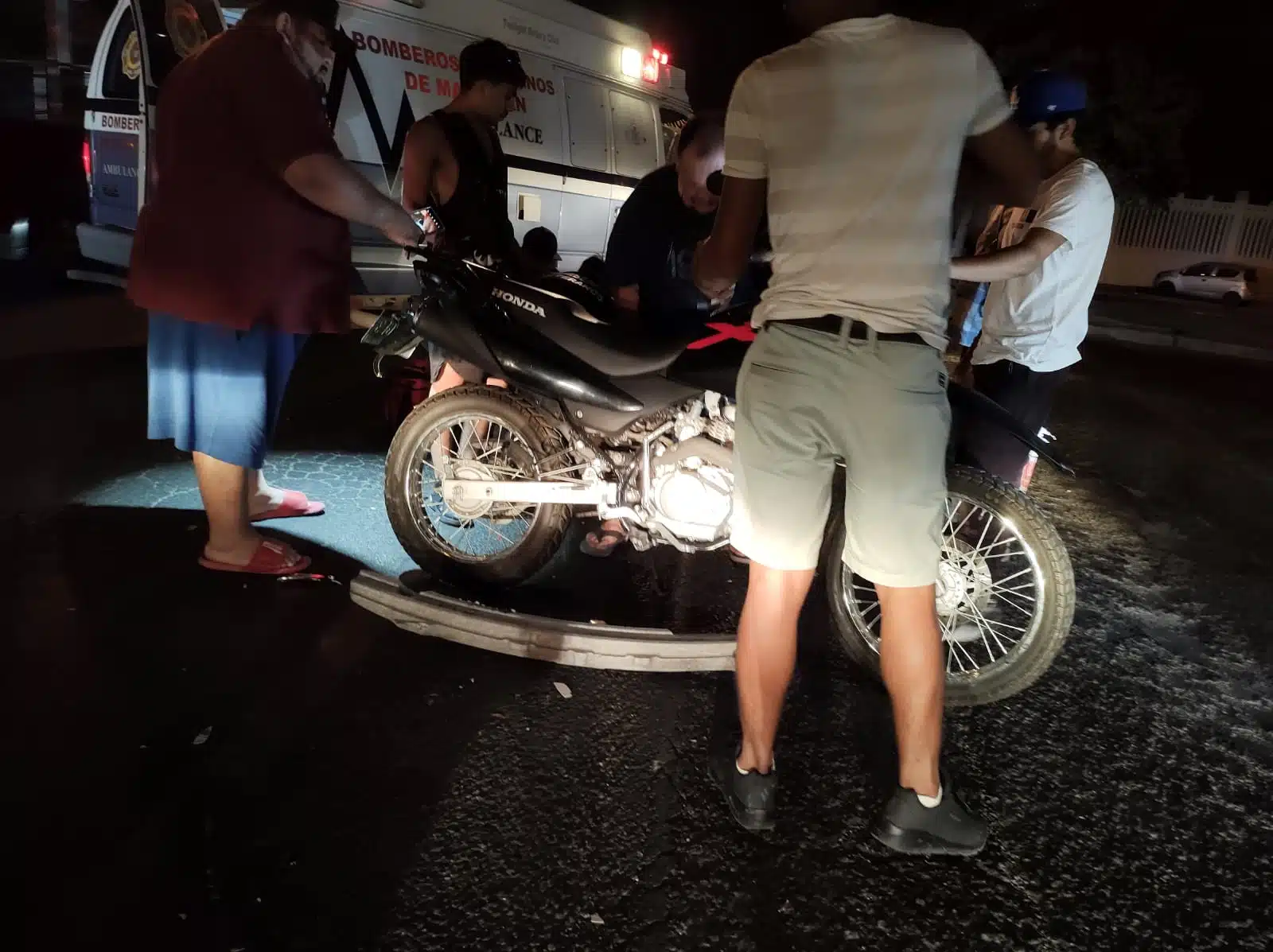 ¡Ignoraron la luz roja! Se impactan moto y automóvil frente al ICO en Mazatlán