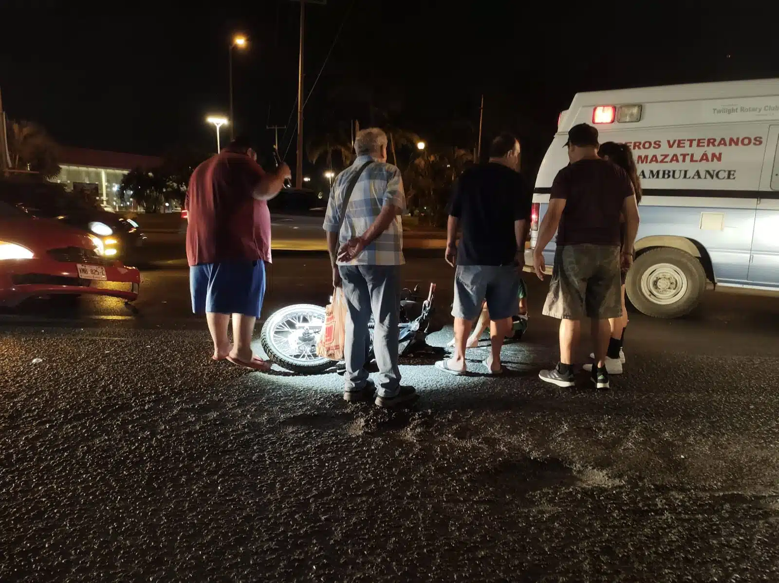 ¡Ignoraron la luz roja! Se impactan moto y automóvil frente al ICO en Mazatlán