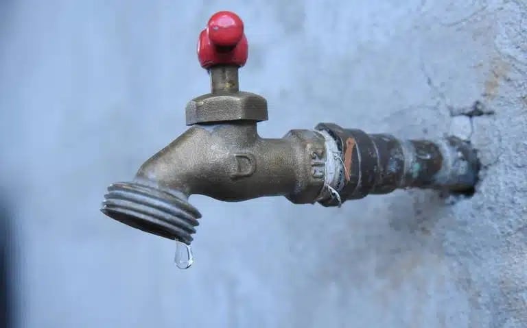 Servicio de agua, llave de agua, escasez de agua, suspensión de servicio de agua potable