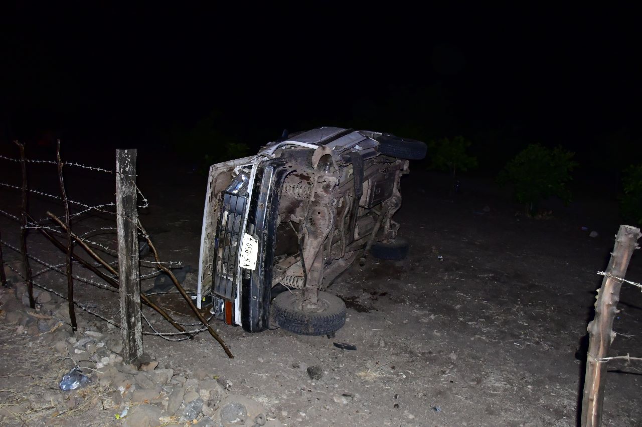 Huía tras chocar un vehículo y terminó volcándose en un huerto de limones en Guamúchil