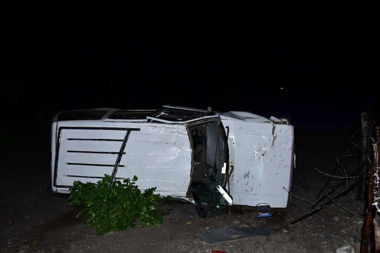 Huía tras chocar un vehículo y terminó volcándose en un huerto de limones en Guamúchil
