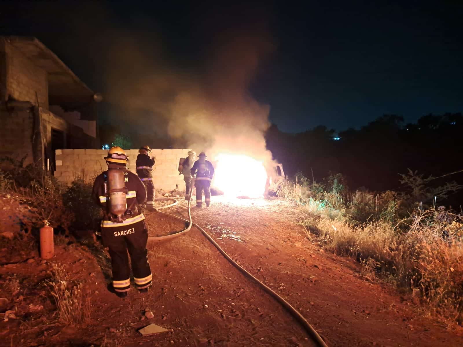 Incendio acaba con una Cherokee en Cumbres del Águila, Culiacán; se cree que fue provocado