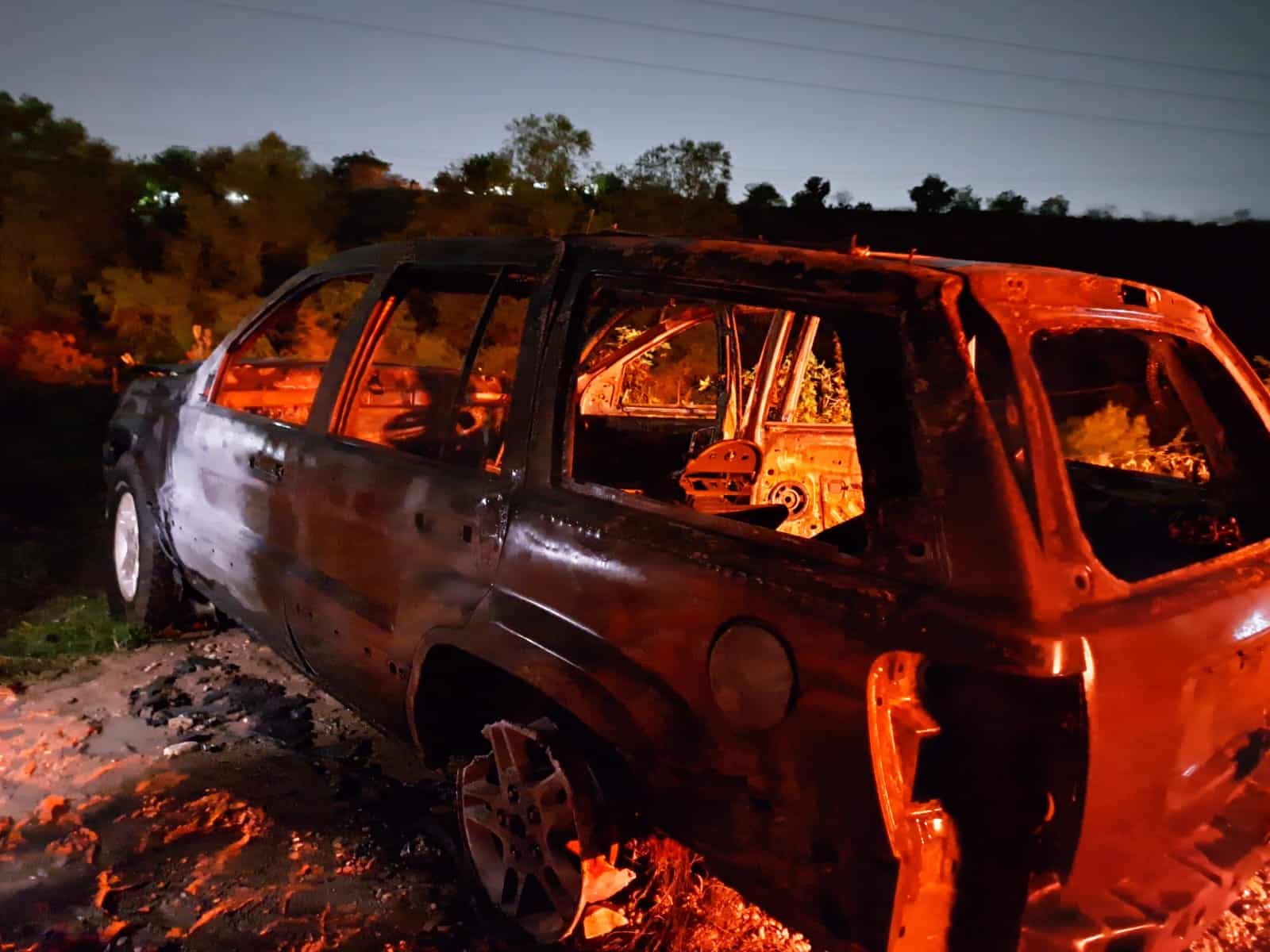 Incendio acaba con una Cherokee en Cumbres del Águila, Culiacán; se cree que fue provocado