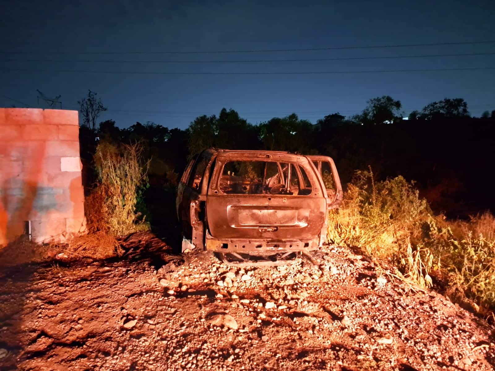 Incendio acaba con una Cherokee en Cumbres del Águila, Culiacán; se cree que fue provocado