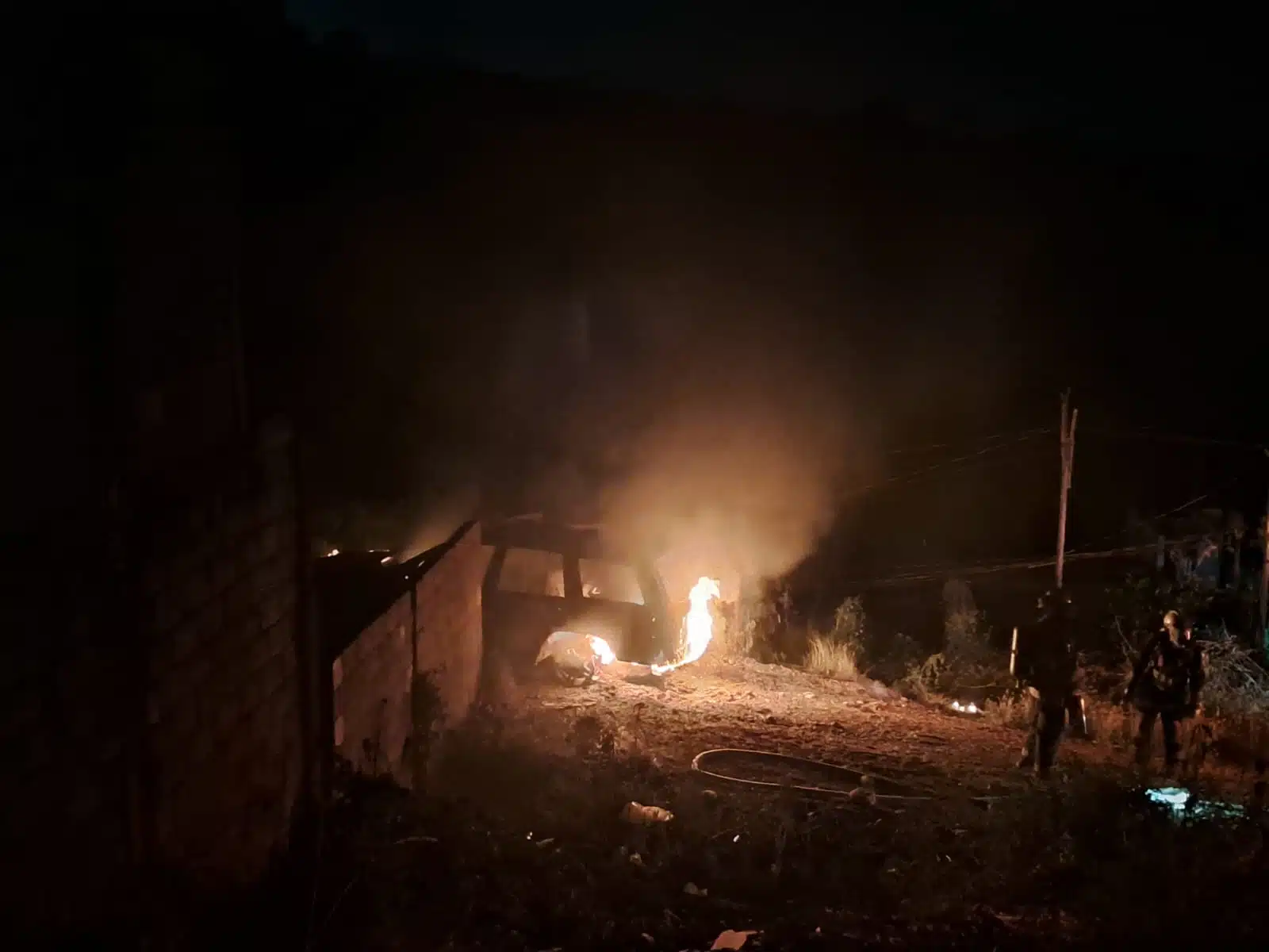 Incendio acaba con una Cherokee en Cumbres del Águila, Culiacán; se cree que fue provocado