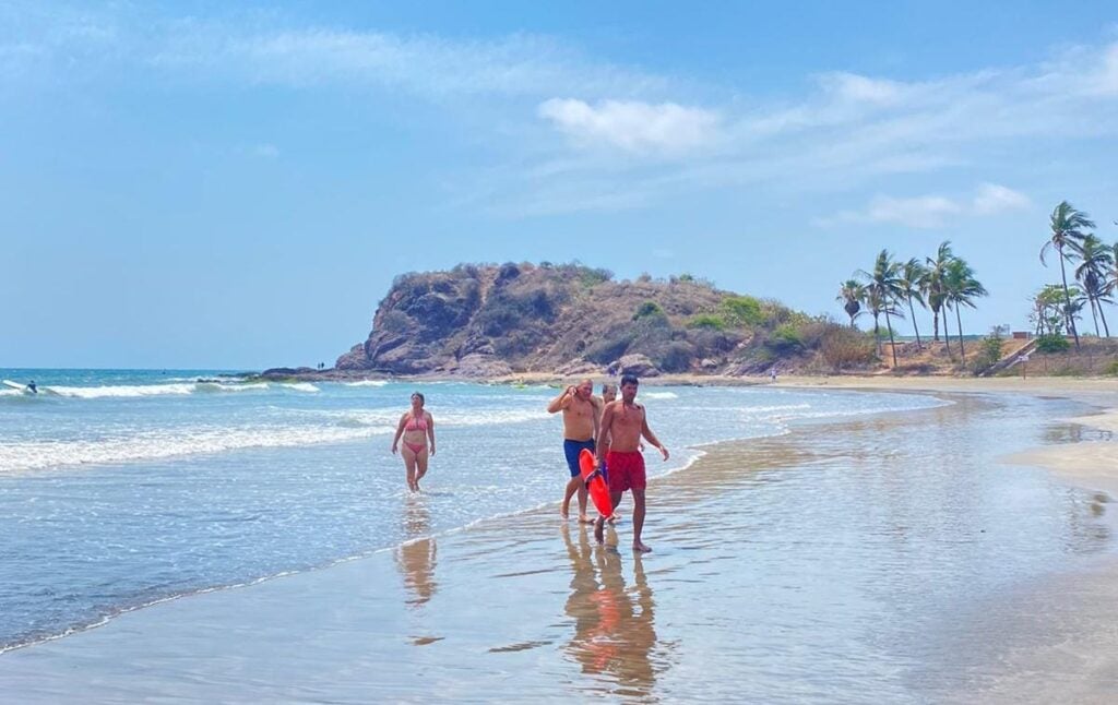 ¡Gritaban pidiendo auxilio! Rescatan de morir ahogadas seis personas en Mazatlán