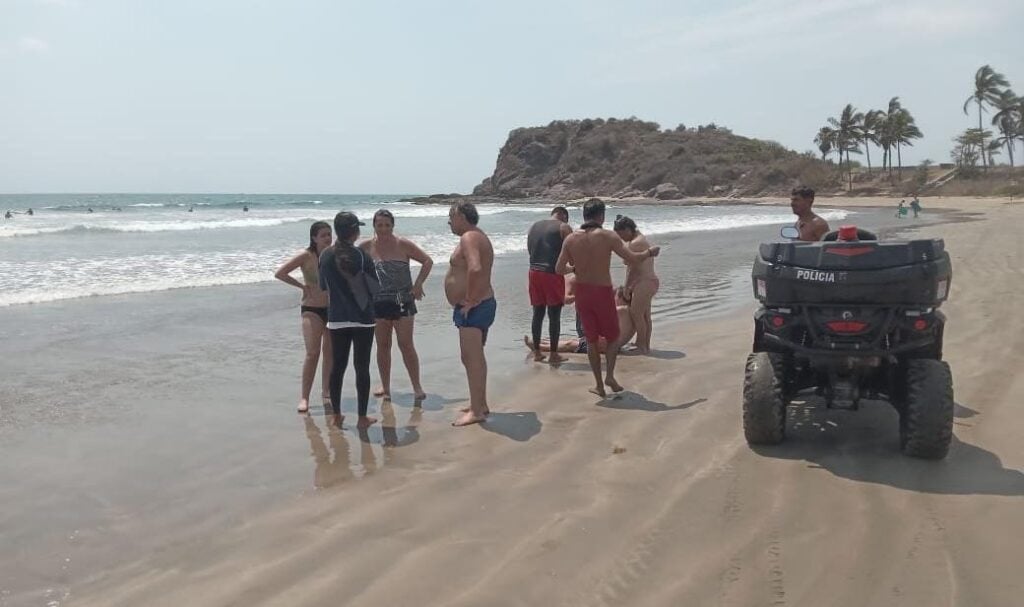 ¡Gritaban pidiendo auxilio! Rescatan de morir ahogadas seis personas en Mazatlán