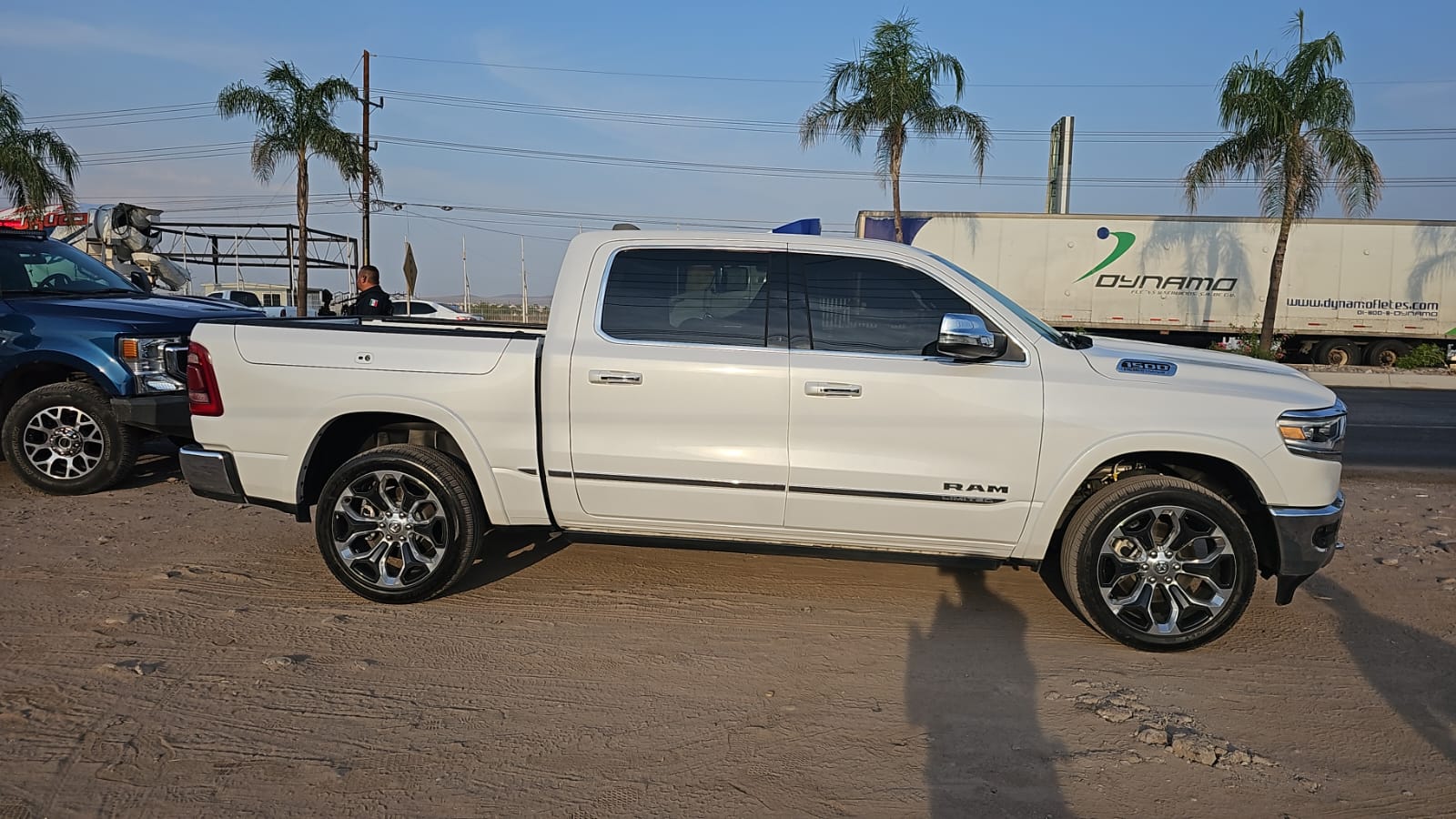 Policías aseguran camioneta RAM que recién había sido despojada en Culiacán