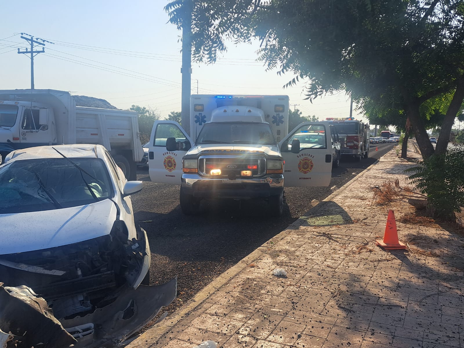 Leslie se estrella en su Versa contra el camellón central en carretera de Villa Unión