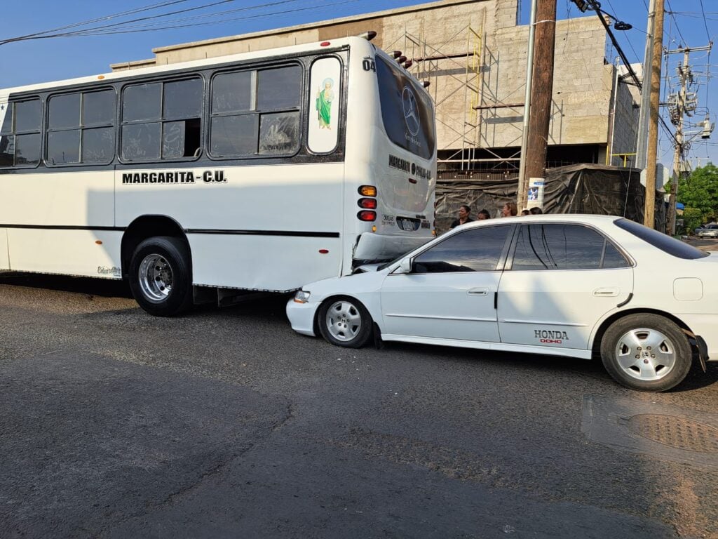 Honda se estampa y queda debajo de camión de la ruta Margarita, en Culiacán