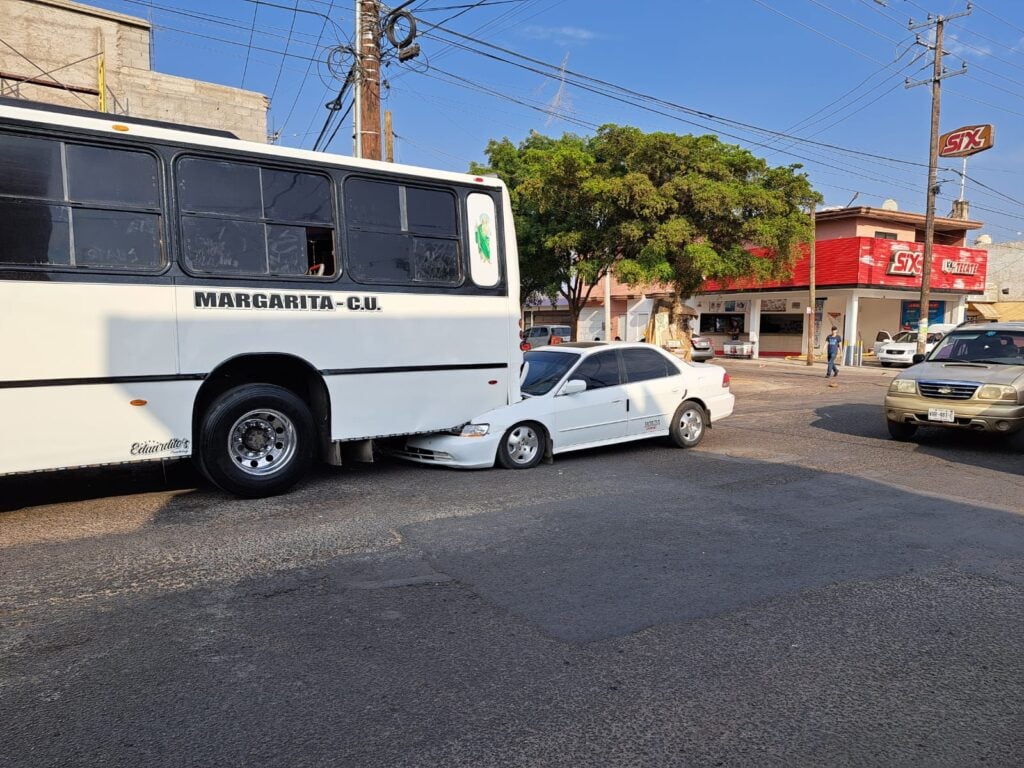 Honda se estampa y queda debajo de camión de la ruta Margarita, en Culiacán