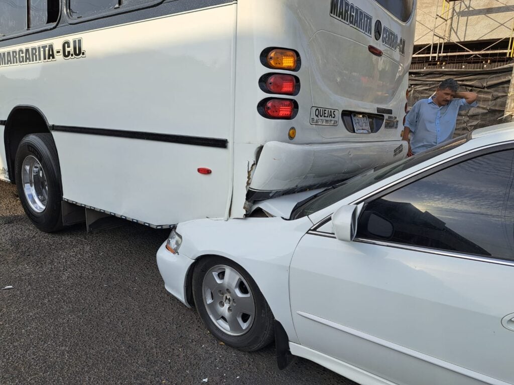 Honda se estampa y queda debajo de camión de la ruta Margarita, en Culiacán