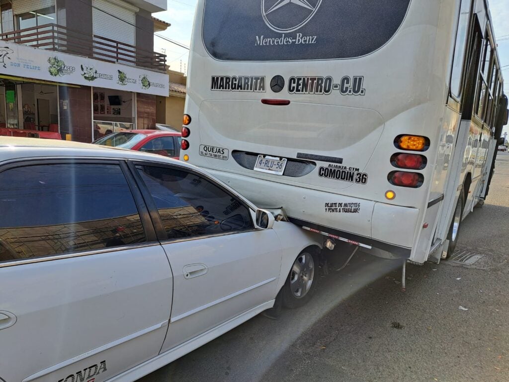 Honda se estampa y queda debajo de camión de la ruta Margarita, en Culiacán