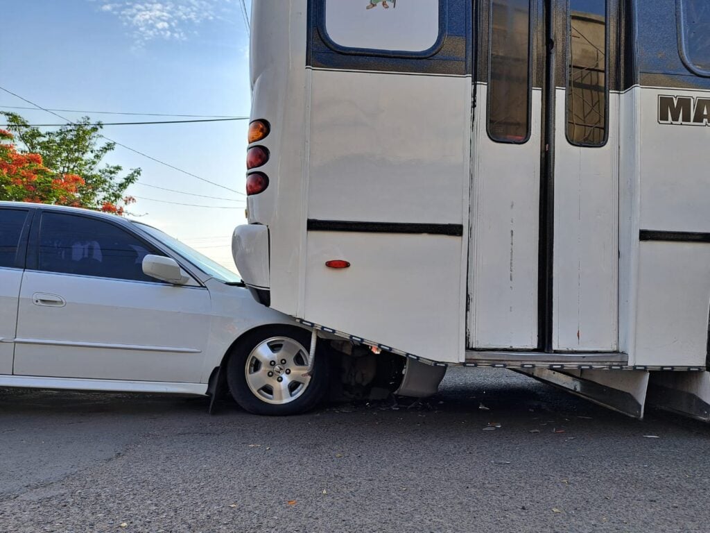 Honda se estampa y queda debajo de camión de la ruta Margarita, en Culiacán