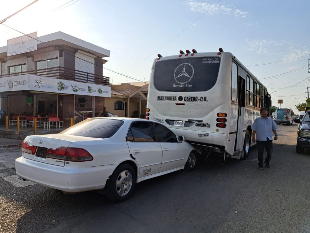 Honda se estampa y queda debajo de camión de la ruta Margarita, en Culiacán