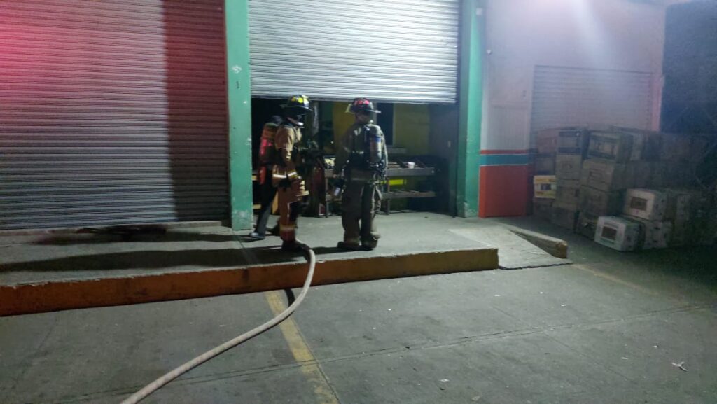 ¡Por un abanico! Supuesto incendio en bodega de una frutería moviliza a bomberos de Mazatlán