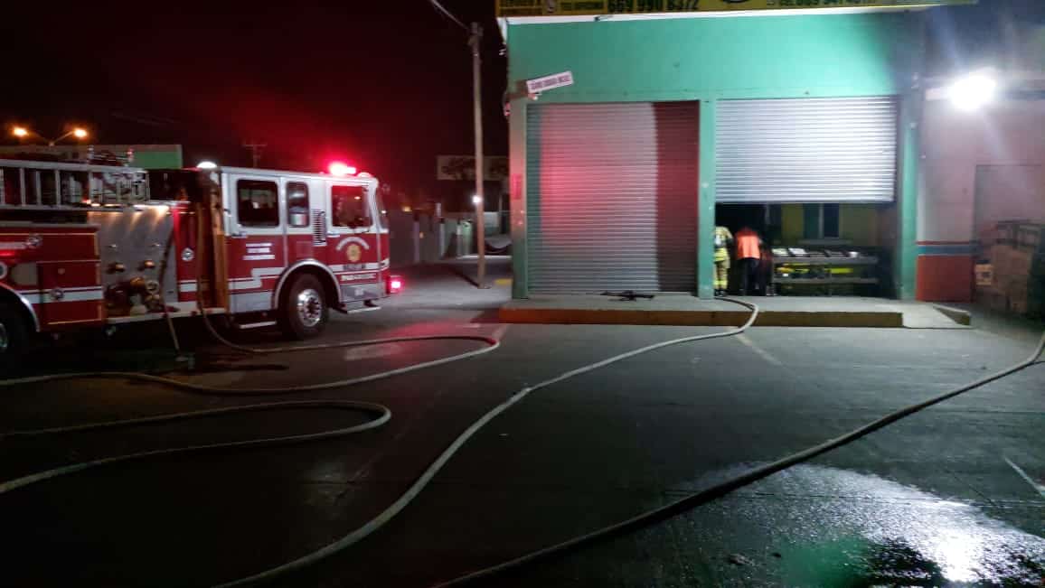 ¡Por un abanico! Supuesto incendio en bodega de una frutería moviliza a bomberos de Mazatlán