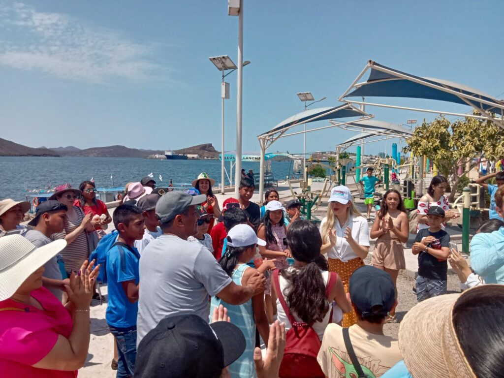Turistas en el malecón puerto de Topolobampo