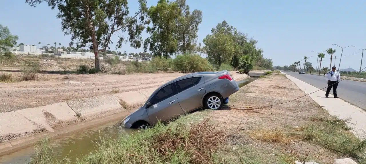 Se le poncha una llanta del Nissan y termina dentro de un canal en Los Mochis