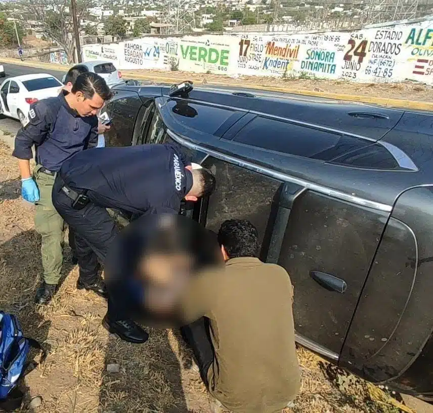 Adolfo volcó en una Mazda CX3 por la Obregón en Culiacán; se lo llevan al hospital