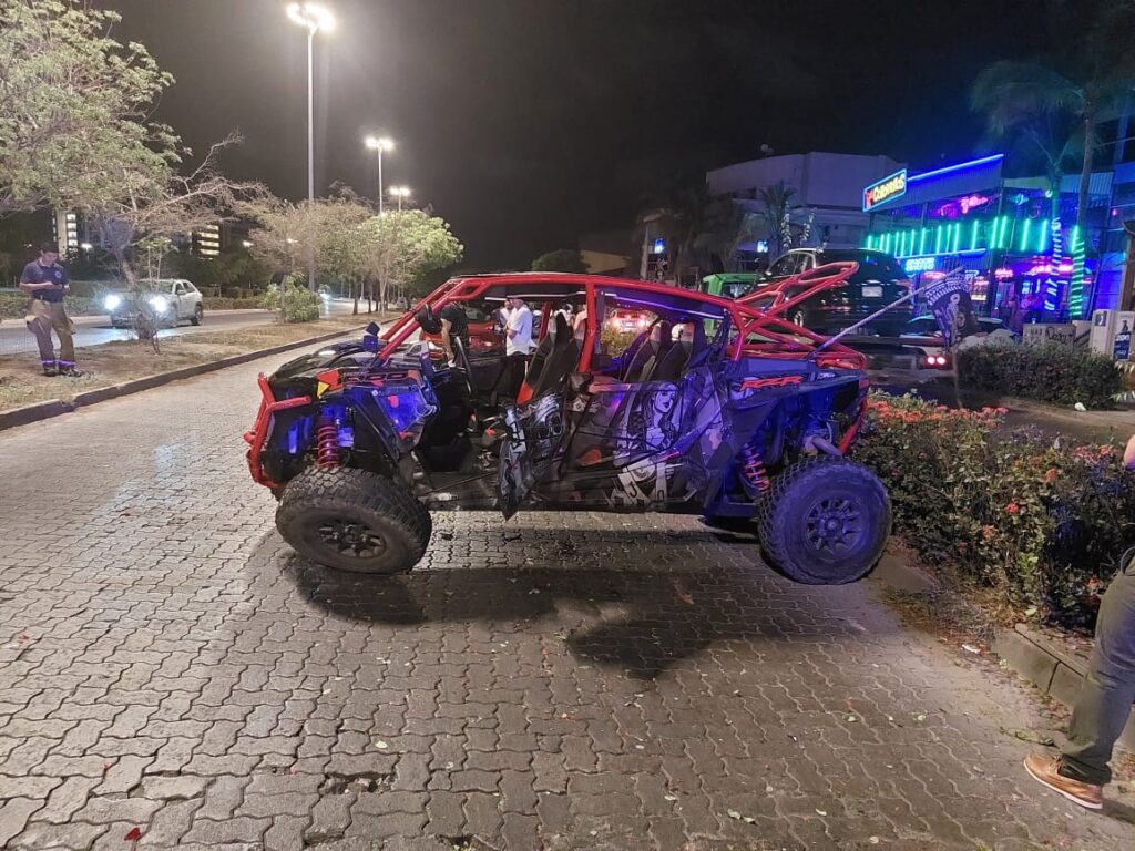 Turistas vuelcan en un Raizer por La Marina en Mazatlán