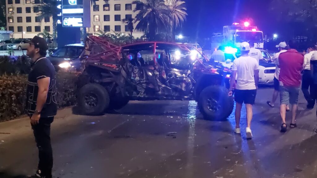 Turistas vuelcan en un Raizer por La Marina en Mazatlán