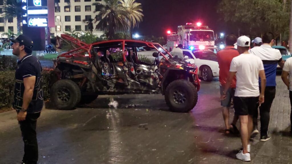 Turistas vuelcan en un Raizer por La Marina en Mazatlán