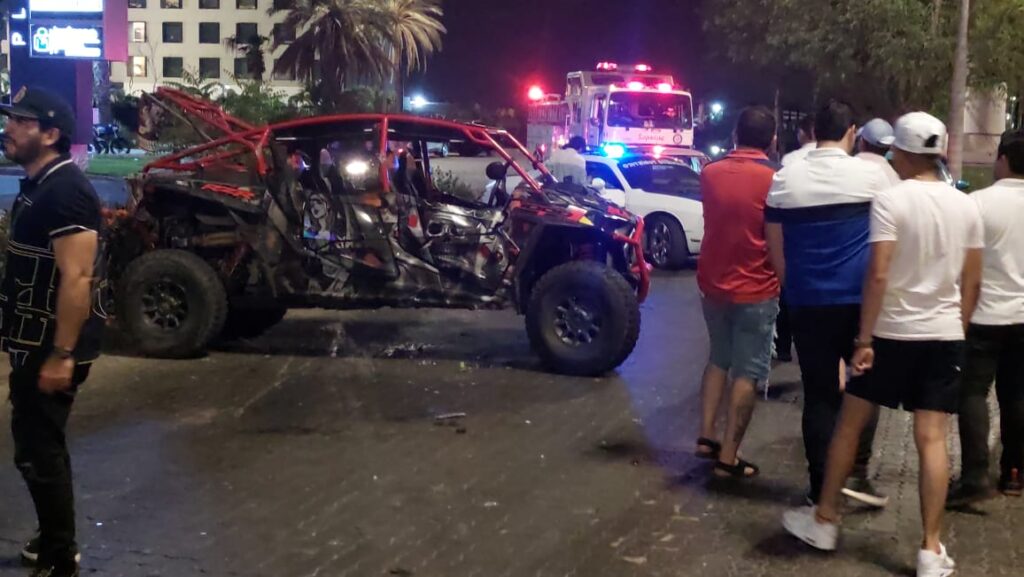 Turistas vuelcan en un Raizer por La Marina en Mazatlán