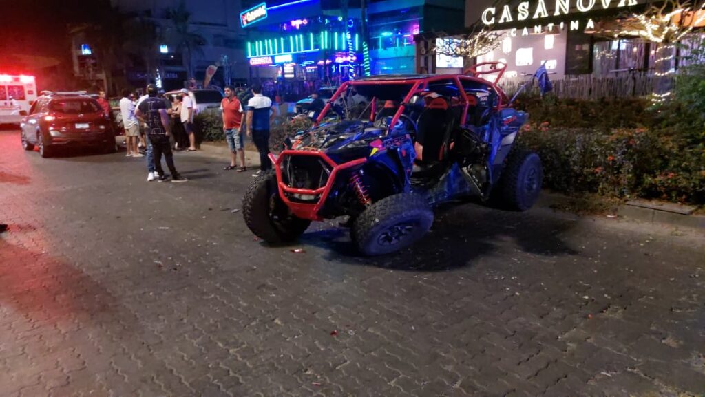 Turistas vuelcan en un Raizer por La Marina en Mazatlán