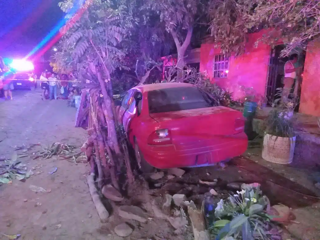 ¡Se metieron a una casa! Muere hombre tras choque de auto contra un cerco en Ahome