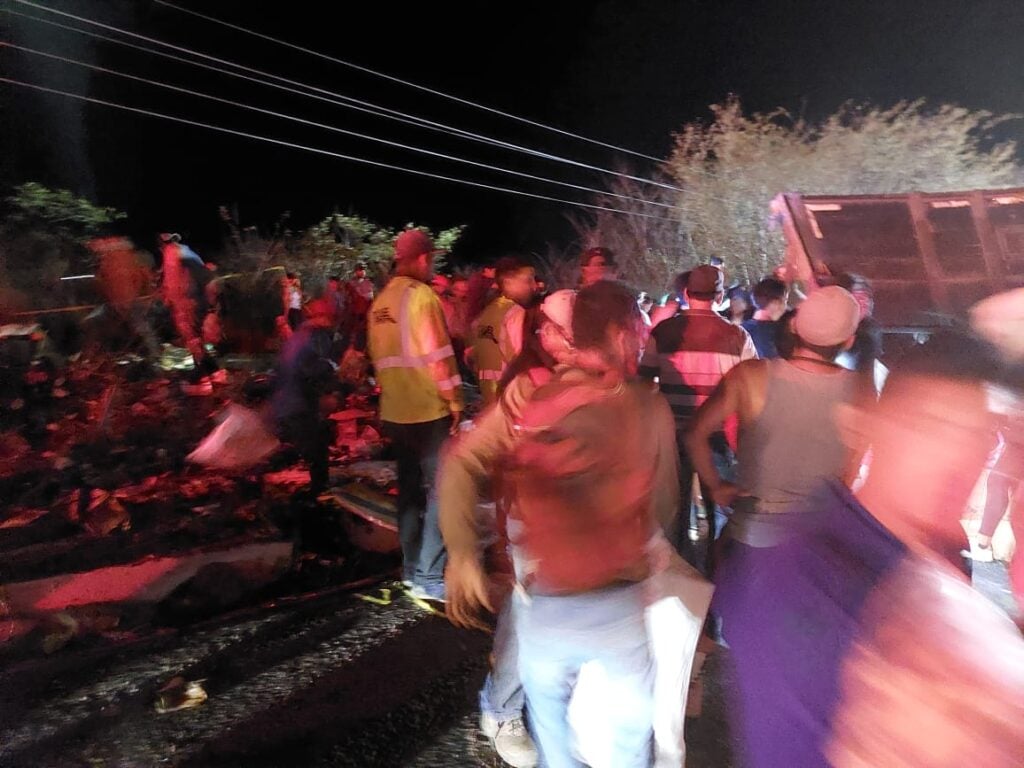 ¡Rapiña en medio de la tragedia! Vuelca tráiler cargado de embutidos en la Mazatlán-Durango, muere el conductor