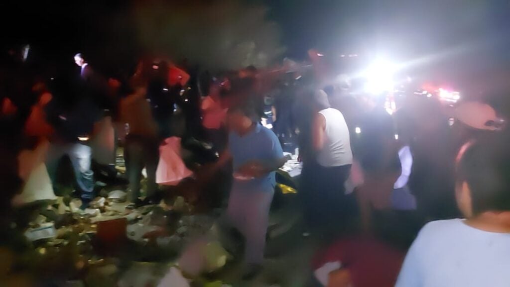 ¡Rapiña en medio de la tragedia! Vuelca tráiler cargado de embutidos en la Mazatlán-Durango, muere el conductor