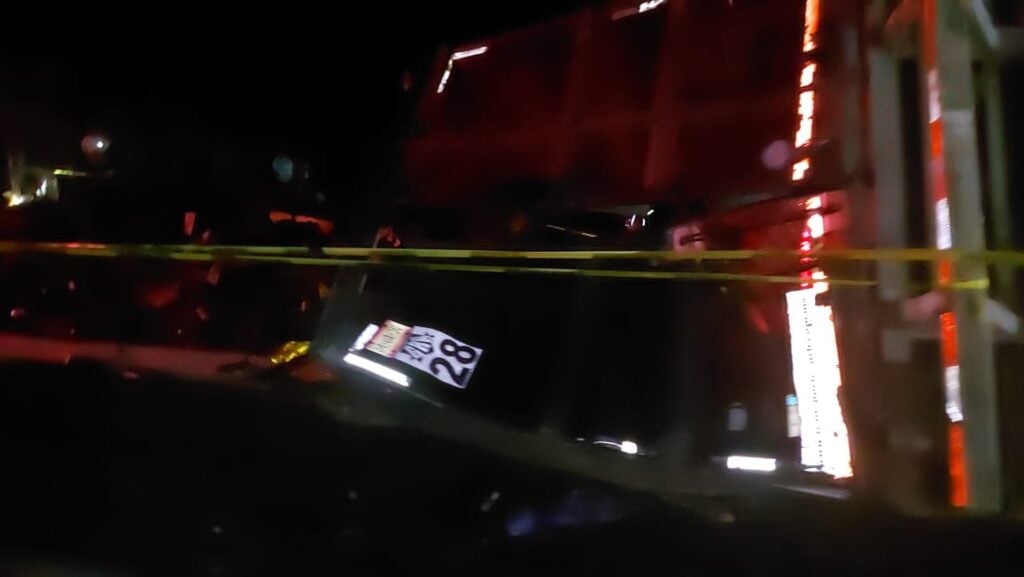 ¡Rapiña en medio de la tragedia! Vuelca tráiler cargado de embutidos en la Mazatlán-Durango, muere el conductor