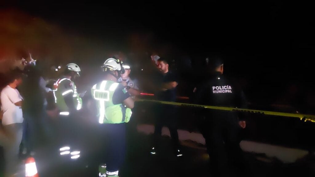 ¡Rapiña en medio de la tragedia! Vuelca tráiler cargado de embutidos en la Mazatlán-Durango, muere el conductor