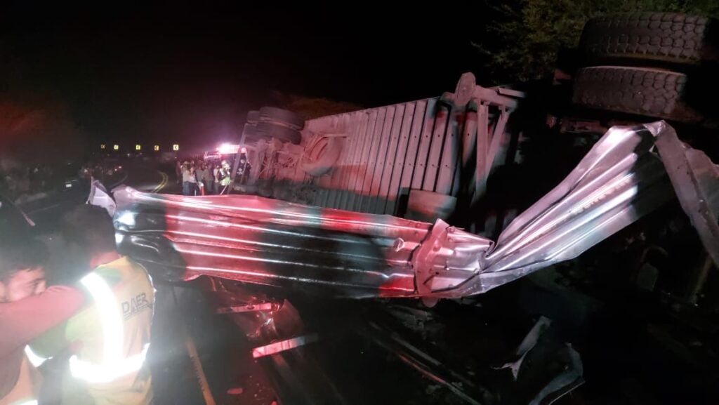 ¡Rapiña en medio de la tragedia! Vuelca tráiler cargado de embutidos en la Mazatlán-Durango, muere el conductor