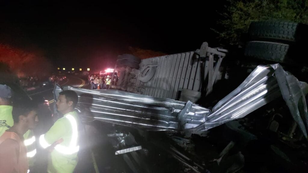 ¡Rapiña en medio de la tragedia! Vuelca tráiler cargado de embutidos en la Mazatlán-Durango, muere el conductor