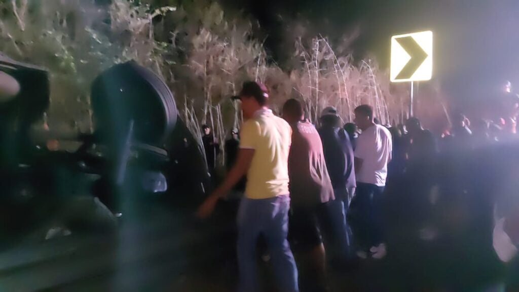 ¡Rapiña en medio de la tragedia! Vuelca tráiler cargado de embutidos en la Mazatlán-Durango, muere el conductor