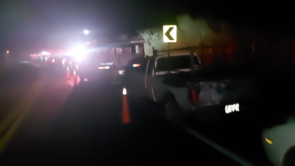 ¡Rapiña en medio de la tragedia! Vuelca tráiler cargado de embutidos en la Mazatlán-Durango, muere el conductor