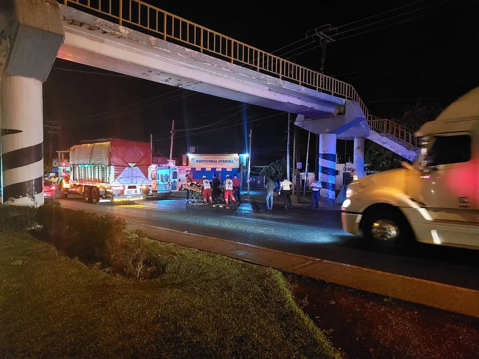 ¡Patinan por pavimento mojado! Pareja de motociclistas derrapa en la colonia Urías de Mazatlán