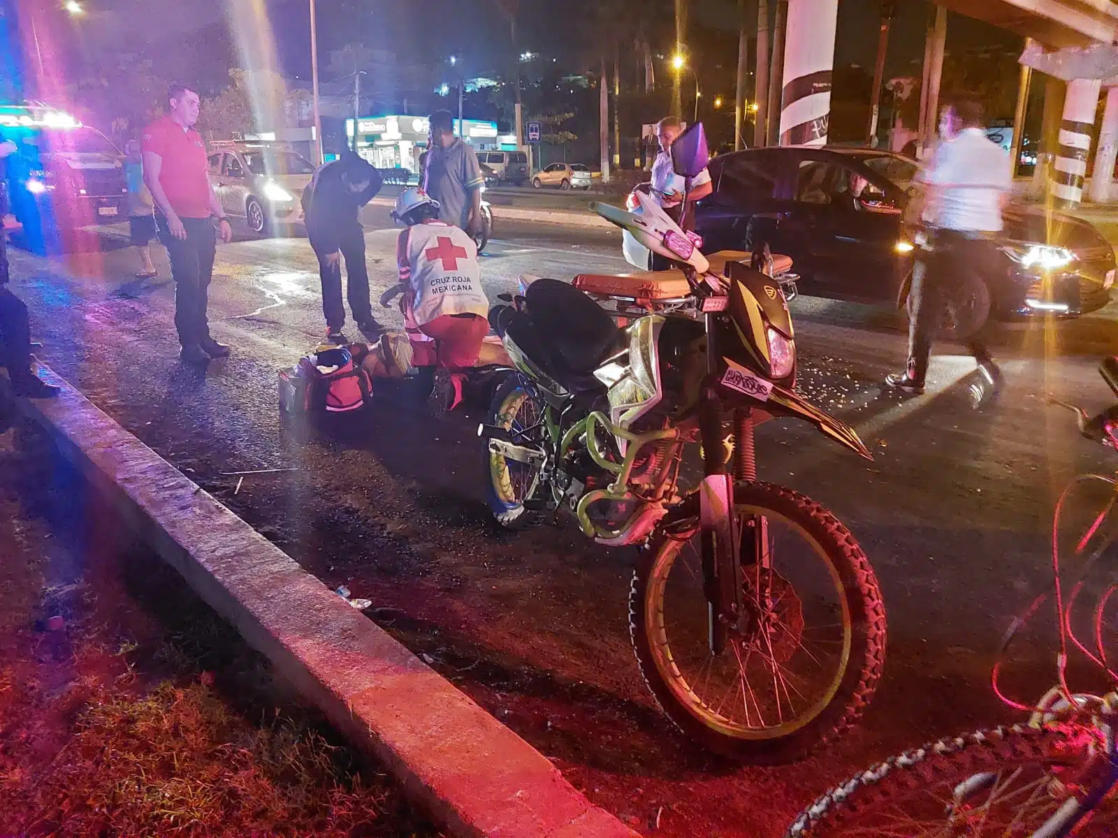 ¡Patinan por pavimento mojado! Pareja de motociclistas derrapa en la colonia Urías de Mazatlán
