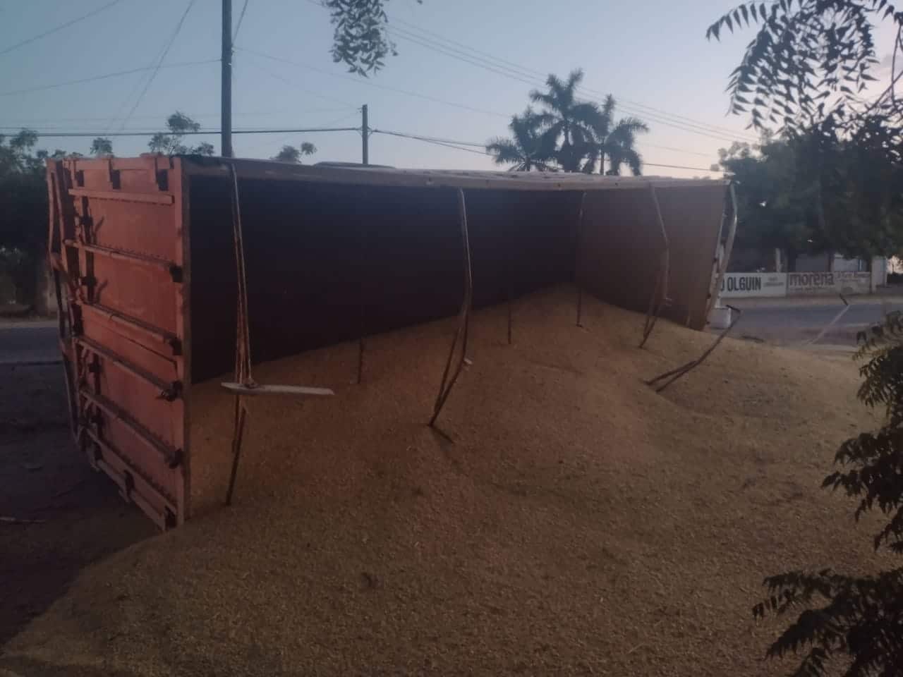 Camión volcado con carga de maíz