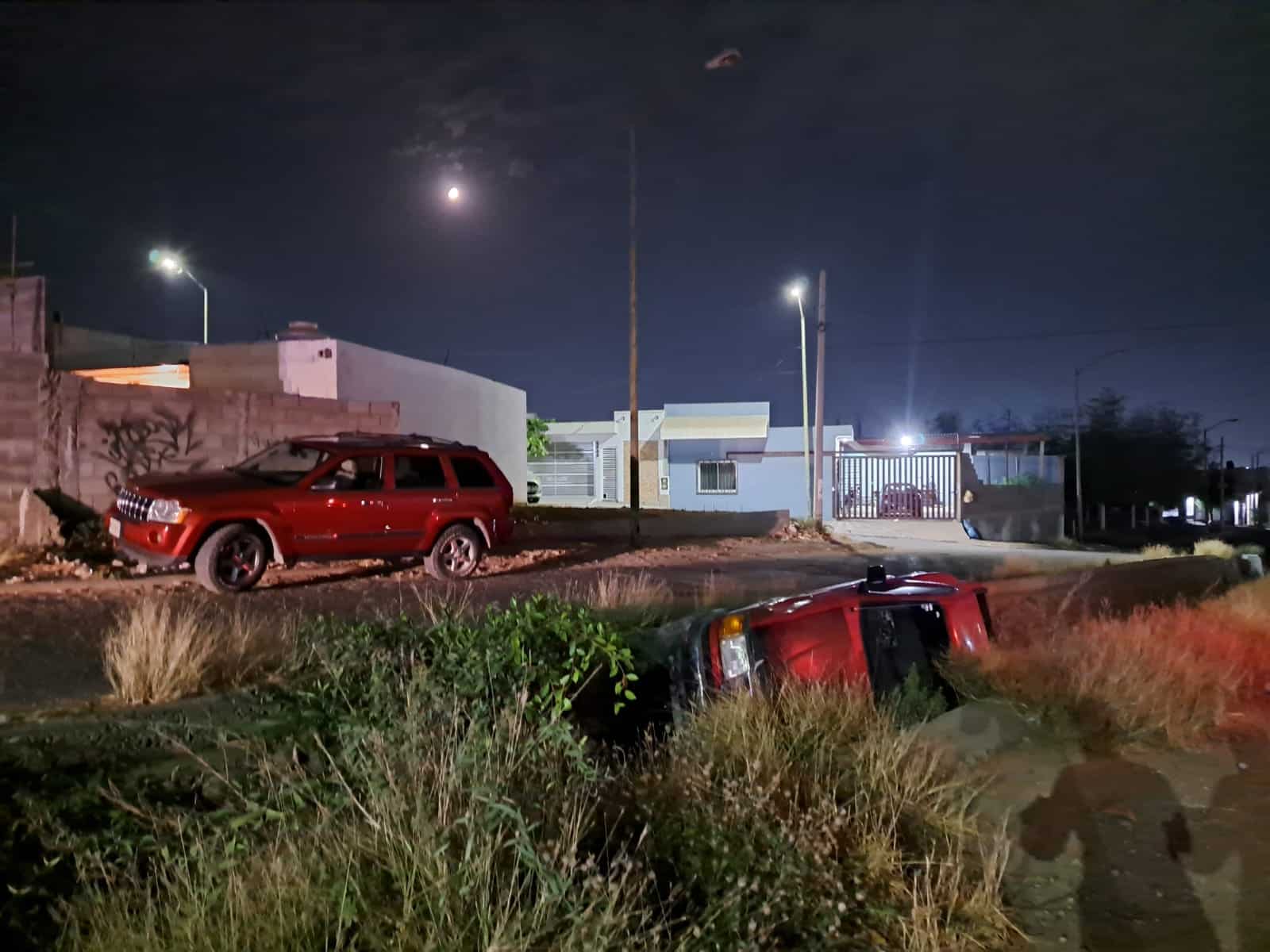 Camioneta volcada en un canal