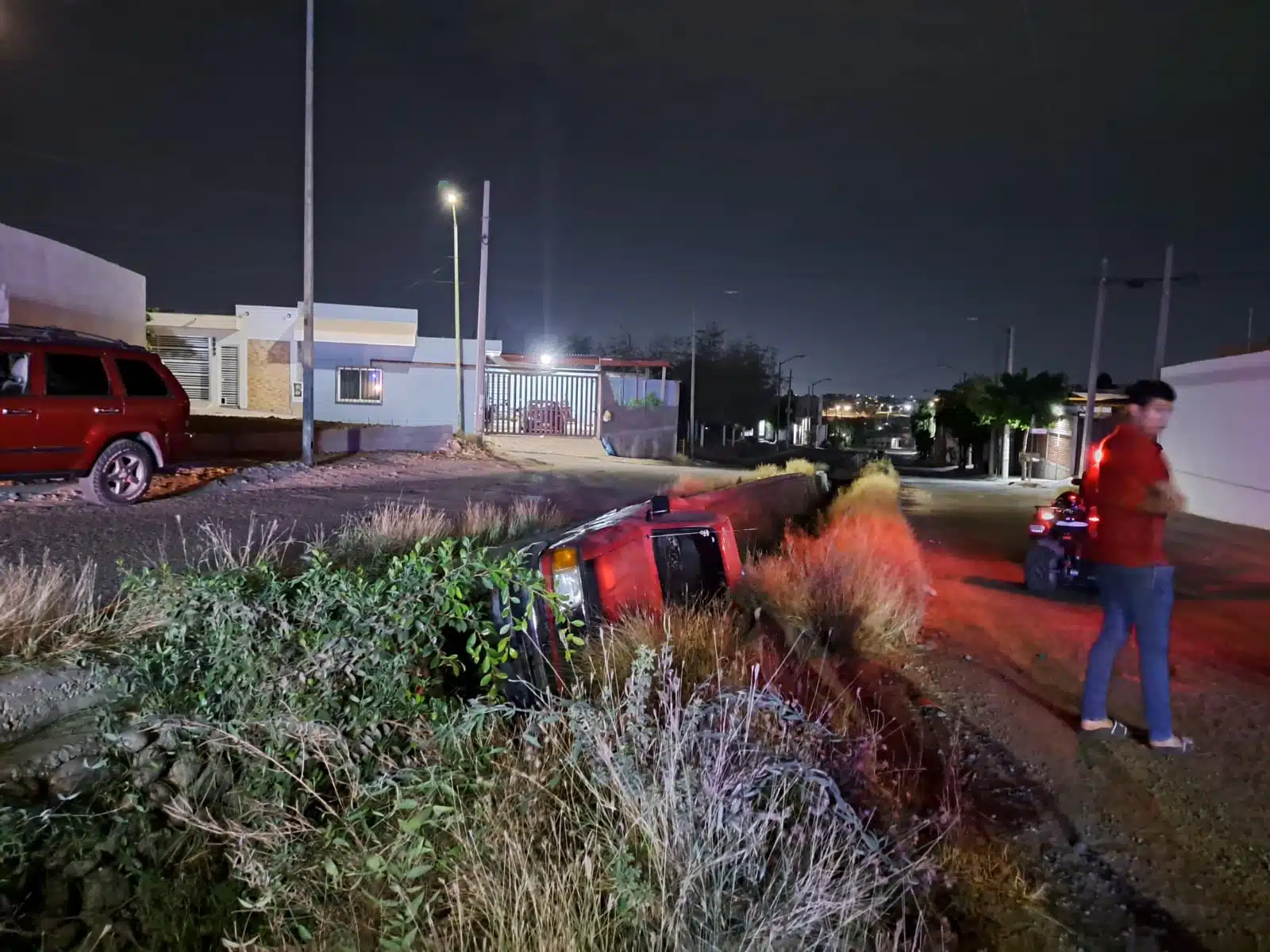 ¡Vaya susto! Conductor cae con camioneta a canal del sector San Isidro, en Culiacán