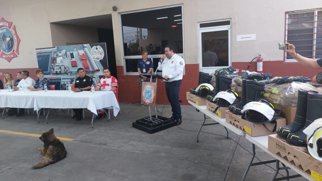 Bomberos Mazatlán reciben uniformes nuevos y hechos a su medida por primera vez en 81 años